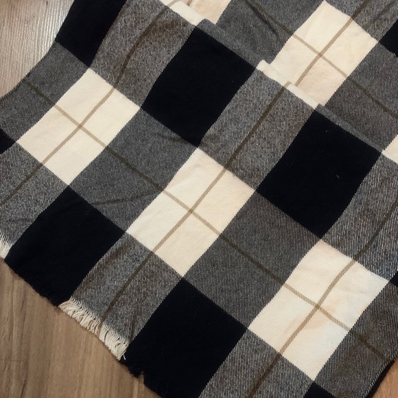 ❣️LAST CHANCE❣️New Gap Plaid Fringe Scarf - Picture 2 of 8